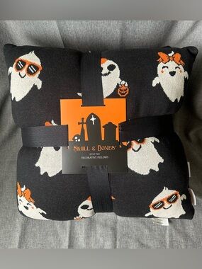 Skull & Bones 2pc Halloween Ghost Toss Pillows